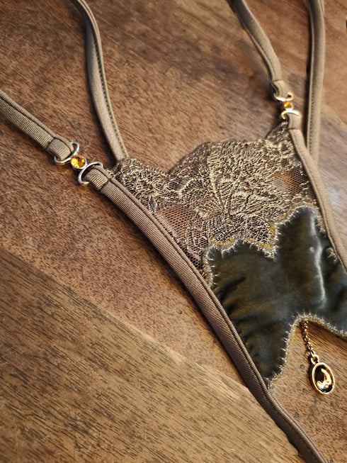 Ambre gift set / Thong + Necklace in a lovely case open string - lolaluna.com